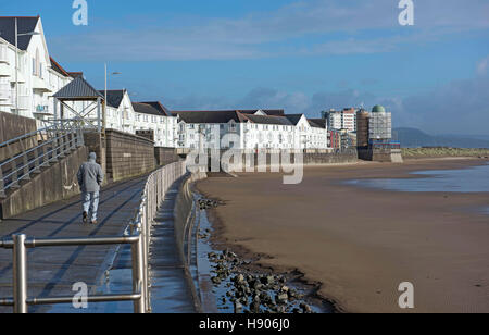 Swansea, Großbritannien. 17. November 2016. Ein einsamer Wanderer direkt am Meer an der Marina in Swansea Bay heute Nachmittag. Bildnachweis: Phil Rees/Alamy Live-Nachrichten Stockfoto