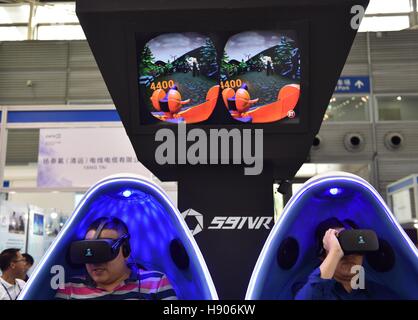 Shenzhen, China Guangdong Provinz. 17. November 2016. Zuschauer erleben Sie eine visuelle Realität (VR)-Spiel auf der China Hi-Tech Fair in Shenzhen, Guangdong Provinz Süd-China, 17. November 2016. Bildnachweis: Mao Siqian/Xinhua/Alamy Live-Nachrichten Stockfoto