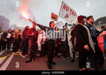 Rom, Italien. 17. November 2016. Tausende von Studenten zu ergreifen, um die Straßen, um das International Students Protest gegen Premierminister Matteo Renzi anlässlich der 'guten Schule' Bildungsreform und um zu Fragen, Richtlinien für das Recht auf Bildung zur Erreichung kostenlose Bildung In Rom, Italien. International Students' Day ist eine internationale Beachtung der Studentenschaft, jährlich am 17. November statt. Ursprünglich zum Gedenken an die Nazi-deutschen Erstürmung der tschechischen Hochschulen im Jahr 1939 und die anschließende Tötung und Versenden von Studenten in die Konzentrationslager. Bildnachweis: Giuseppe Ciccia/Alamy Live Stockfoto