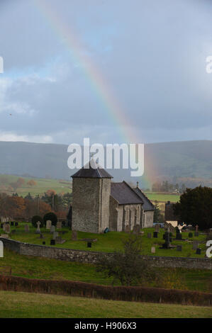 Llanddewi'r Cwm, Powys, Wales, UK. 17. November 2016. UK-Wetter: Ein Regenbogen ist in St. Davids Kirche in walisischen Dörfchen Llanddewi'r Cwm in Powys, Großbritannien gesehen. Starke Winde und schwere Regenschauer traf Powys. Bildnachweis: Graham M. Lawrence/Alamy Live-Nachrichten. Stockfoto