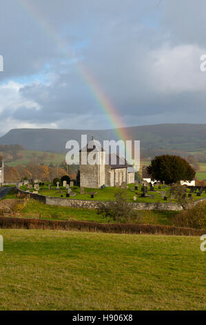 Llanddewi'r Cwm, Powys, Wales, UK. 17. November 2016. UK-Wetter: Ein Regenbogen ist in St. Davids Kirche in walisischen Dörfchen Llanddewi'r Cwm in Powys, Großbritannien gesehen. Starke Winde und schwere Regenschauer traf Powys. Bildnachweis: Graham M. Lawrence/Alamy Live-Nachrichten. Stockfoto