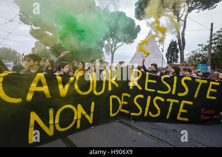 Rom, Italien. 17. November 2016. Tausende von Studenten zu ergreifen, um die Straßen, um das International Students Protest gegen Premierminister Matteo Renzi anlässlich der 'guten Schule' Bildungsreform und um zu Fragen, Richtlinien für das Recht auf Bildung zur Erreichung kostenlose Bildung In Rom, Italien. International Students' Day ist eine internationale Beachtung der Studentenschaft, jährlich am 17. November statt. Ursprünglich zum Gedenken an die Nazi-deutschen Erstürmung der tschechischen Hochschulen im Jahr 1939 und die anschließende Tötung und Versenden von Studenten in die Konzentrationslager. Bildnachweis: Giuseppe Ciccia/Alamy Live Stockfoto