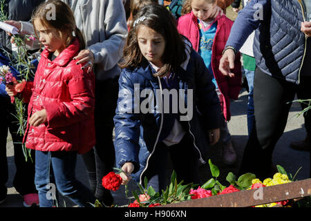 Athen, Griechenland. 17. November 2016. Eine Mädchen legt Blumen auf das ursprüngliche Tor, das durch den Tank abgestürzt war. Menschen in Athen gedachte 1973 Athen Polytechnic Aufstand auf dem 17. November, dem Tag wurde von der griechischen Junta der Aufstand niedergeschlagen. Der Aufstand wird allgemein als der Anfang vom Ende der griechischen Militärjunta gesehen. Bildnachweis: Michael Debets/Alamy Live-Nachrichten Stockfoto