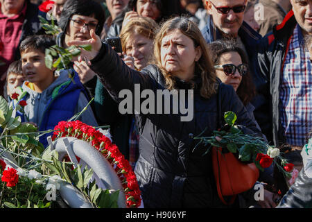 Athen, Griechenland. 17. November 2016. Eine Frau legt Blumen auf das ursprüngliche Tor, das durch den Tank abgestürzt war. Menschen in Athen gedachte 1973 Athen Polytechnic Aufstand auf dem 17. November, dem Tag wurde von der griechischen Junta der Aufstand niedergeschlagen. Der Aufstand wird allgemein als der Anfang vom Ende der griechischen Militärjunta gesehen. Bildnachweis: Michael Debets/Alamy Live-Nachrichten Stockfoto