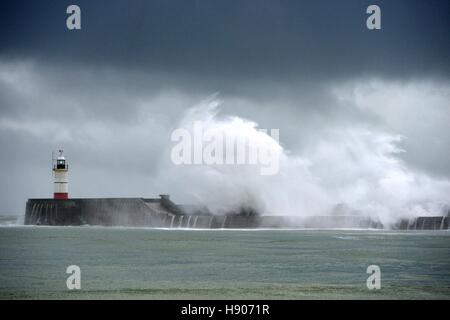 Newhaven, East Sussex, 17. November 2016. UK-Wetter: Starker Wind Teig der Südküste. Bildnachweis: Peter Cripps/Alamy Live-Nachrichten Stockfoto