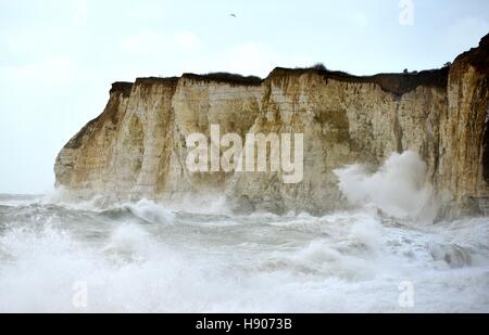 Newhaven, East Sussex, 17. November 2016. UK-Wetter: Starker Wind Teig der Südküste. Bildnachweis: Peter Cripps/Alamy Live-Nachrichten Stockfoto