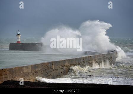 Newhaven, East Sussex, 17. November 2016. UK-Wetter: Starker Wind Teig der Südküste. Bildnachweis: Peter Cripps/Alamy Live-Nachrichten Stockfoto