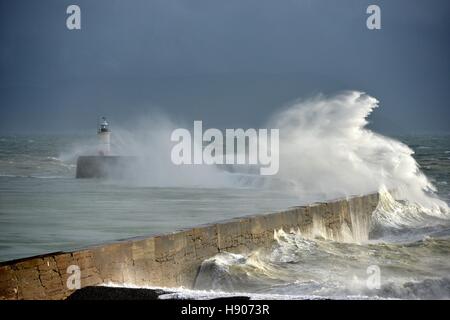 Newhaven, East Sussex, 17. November 2016. UK-Wetter: Starker Wind Teig der Südküste. Bildnachweis: Peter Cripps/Alamy Live-Nachrichten Stockfoto