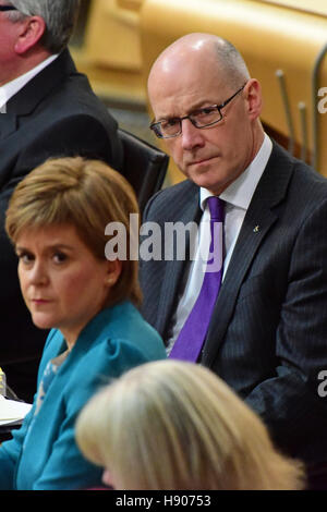 Edinburgh, Schottland, Vereinigtes Königreich, 17, November 2016. Stellvertretende erste Minister John Swinney während ersten; Fragen des Ministers im schottischen Parlament mit Nicola Sturgeon im Vordergrund Credit: Ken Jack / Alamy Live News Stockfoto