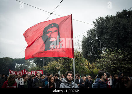 Rom, Italien. 17. November 2016. Tausende von Studenten zu ergreifen, um die Straßen um das International Students' Day zu markieren und zu protest gegen Premierminister Matteo Renzi die 'gute Schule' Bildungsreform und um zu Fragen, Richtlinien für das Recht auf Bildung zur Erreichung kostenlose Bildung In Rom, Italien. International Students' Day ist eine internationale Beachtung der Studentenschaft, jährlich am 17. November statt. Ursprünglich zum Gedenken an die Nazi-deutschen Erstürmung der tschechischen Hochschulen im Jahr 1939 und die anschließende Tötung und Versenden von Studenten in die Konzentrationslager. © Andrea Ronchini/Alamy Live neu Stockfoto