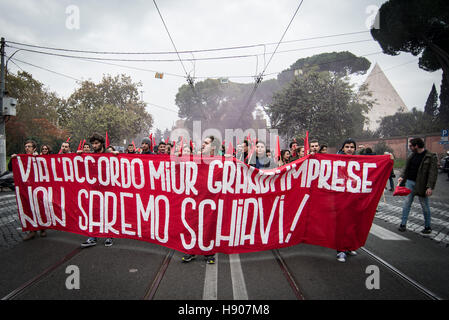 Rom, Italien. 17. November 2016. Tausende von Studenten zu ergreifen, um die Straßen um das International Students' Day zu markieren und zu protest gegen Premierminister Matteo Renzi die 'gute Schule' Bildungsreform und um zu Fragen, Richtlinien für das Recht auf Bildung zur Erreichung kostenlose Bildung In Rom, Italien. International Students' Day ist eine internationale Beachtung der Studentenschaft, jährlich am 17. November statt. Ursprünglich zum Gedenken an die Nazi-deutschen Erstürmung der tschechischen Hochschulen im Jahr 1939 und die anschließende Tötung und Versenden von Studenten in die Konzentrationslager. © Andrea Ronchini/Alamy Live neu Stockfoto