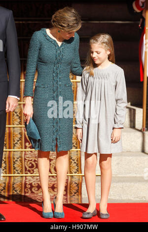 Madrid, Spanien. 17. November 2016. König Felipe, Letizia Königin, Prinzessin Leonor und Prinzessin Sofia besuchen Ministerpräsident Mariano Rajoy Investitionen im Nationalparlament in Madrid, Spanien. 17. November 2016. Bildnachweis: MediaPunch Inc/Alamy Live-Nachrichten Stockfoto