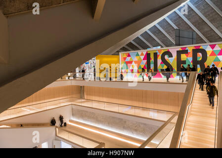 London, UK.  17. November 2016.  Das Design Museum öffnet sich in seiner neuen Heimat auf Kensington High Street, West London.  Untergebracht in der ehemaligen Commonwealth Institute, wurde das Gebäude von John Pawson nach einer Investition von £83 m und eine fünfjährige Bauprozess für seine künftige Rolle als weltweit führende Einrichtung zur zeitgenössischen Design und Architektur neu gestaltet. Bildnachweis: Stephen Chung / Alamy Live News Stockfoto