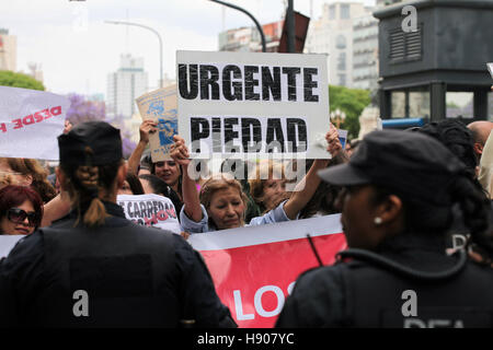 Buenos Aires, Buenos Aires, Argentinien. 16. November 2016. Proteste für und gegen Windhundrennen. Windhund-Aktivisten und Züchter zusammengestoßen in einen Protest außerhalb des Nationalkongresses, wo die Abgeordneten ein Gesetz zum Verbot Hunderennen übergeben. Bildnachweis: Claudio Santisteban/ZUMA Draht/Alamy Live-Nachrichten Stockfoto