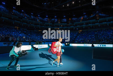 Die O2-Arena, London, UK. 17. November 2016. 5. Tag nachmittags Einzel-Match besiegt Novak Djokovic (SRB) David Goffin (BEL) in einem zwei-Set-Match. Goffin ist ein Ersatz für Gael Monfils (FRA), die aus dem Turnier verletzt zurückgezogen hat. Foto: Goffin kommt auf dem Centrecourt. Bildnachweis: Sportsimages/Alamy Live-Nachrichten. Stockfoto