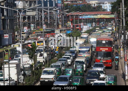 Dhaka, Bangladesch. 17. November 2016. Zahlreiche Fahrzeuge Stau auf einer Straße in der Nähe von Banglamotor in Dhaka, Bangladesh. Der Mangel an qualifizierten Fahrer und Verkehr Polizei, eine defekte Ampel Systeme und die sehr große Menge der Fahrzeuge sind der Hauptgrund für Verkehrsstörungen, die täglich leiden für Pendler zu erstellen. Stockfoto