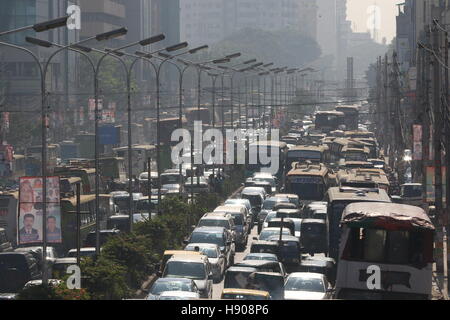 Dhaka, Bangladesch. 17. November 2016. Zahlreiche Fahrzeuge Stau auf einer Straße in der Nähe von Banglamotor in Dhaka, Bangladesh. Der Mangel an qualifizierten Fahrer und Verkehr Polizei, eine defekte Ampel Systeme und die sehr große Menge der Fahrzeuge sind der Hauptgrund für Verkehrsstörungen, die täglich leiden für Pendler zu erstellen. Stockfoto