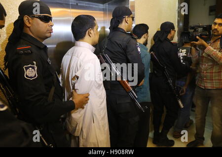 Dhaka, Bangladesch. 17. November 2016. Lawmen heute behauptete Verhaftung von fünf Aktivisten der verbotenen Jama'atul Mujahideen Bangladesh einschließlich drei hochrangige Führungskräfte aus Dhaka Uttara. Unter ihnen waren ein Trainer, ein explosives Experte und Finanzen Koordinator, sagte Mufti Mahmud Khan, Director (Medien), bei Rapid Action Battalion Headquarters, in einer Pressekonferenz in der Hauptstadt. Die Verhafteten wurden als Abdul Hakim Faridi, 40, Rajibul Islam, 29, Gazi Kamrus Salam Sohan, 27, Md Sohel Rana, 23, und Scheich Md Abu Saleh, 42, - von Sarwar-Tamim Gruppe identifiziert. Stockfoto