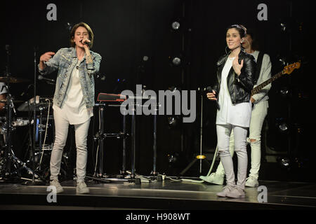 Fort Lauderdale, FL, USA. 16. November 2016. Tegan and Sara führen bei Revolution am 16. November 2016 in Fort Lauderdale, Florida. Bildnachweis: Mpi04/Medien Punch/Alamy Live-Nachrichten Stockfoto