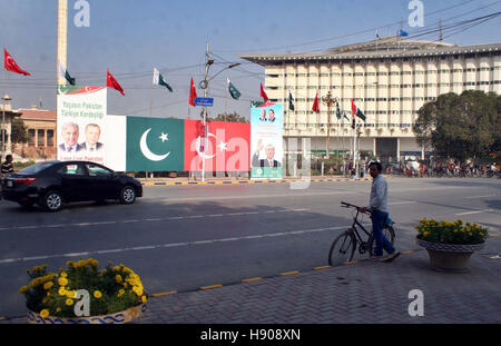 Pakistan. 17. November 2016. Recep Tayyip Erdogan, der türkische Präsident und Premierminister Muhammad Nawaz Bilder und Fahnen Horten anzeigen an der Mall Road vor Punjab Assembly Building, bei der Ankunft des türkischen Präsidenten in Islamabad, in Lahore auf Donnerstag, 17. November 2016. Bildnachweis: Asianet-Pakistan/Alamy Live-Nachrichten Stockfoto