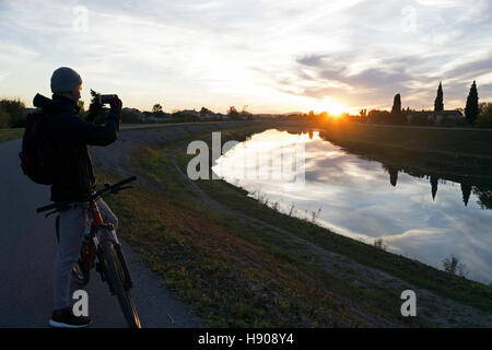 Montpellier, Herault, Occitanie, Frankreich, 16. November 2016. Radfahren an einem schönen Herbst-Nachmittag rund um die Küste Languedoc-Teiche in der Nähe von Montpellier. Bildnachweis: Digitalman/Alamy Live-Nachrichten Stockfoto