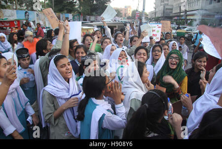 Pakistan. 17. November 2016. Studenten der Pak-Turk Schulen halten Protestdemonstration gegen die türkische Regierung außerhalb Karachi Presseclub auf Donnerstag, 17. November 2016. Bildnachweis: Asianet-Pakistan/Alamy Live-Nachrichten Stockfoto