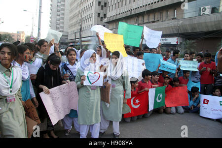 Pakistan. 17. November 2016. Studenten der Pak-Turk Schulen halten Protestdemonstration gegen die türkische Regierung außerhalb Karachi Presseclub auf Donnerstag, 17. November 2016. Bildnachweis: Asianet-Pakistan/Alamy Live-Nachrichten Stockfoto