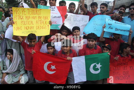 Pakistan. 17. November 2016. Studenten der Pak-Turk Schulen halten Protestdemonstration gegen die türkische Regierung außerhalb Karachi Presseclub auf Donnerstag, 17. November 2016. Bildnachweis: Asianet-Pakistan/Alamy Live-Nachrichten Stockfoto