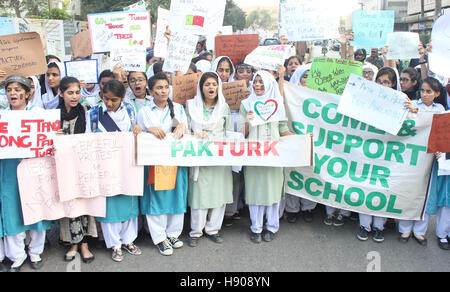 Pakistan. 17. November 2016. Studenten der Pak-Turk Schulen halten Protestdemonstration gegen die türkische Regierung außerhalb Karachi Presseclub auf Donnerstag, 17. November 2016. Bildnachweis: Asianet-Pakistan/Alamy Live-Nachrichten Stockfoto