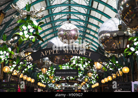 Covent Garden Market. London UK 17. November 2016 - The Weihnachtsschmuck und Lichter in Covent Garden. In diesem Jahr wurde die Mistel-Thema mit Silber Xmas Kugeln und Glitzer Kugeln hinzugefügt. Bildnachweis: Dinendra Haria/Alamy Live-Nachrichten Stockfoto