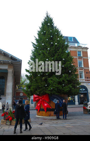 Covent Garden Market. London UK 17. November 2016 - The Weihnachtsschmuck und Lichter in Covent Garden. In diesem Jahr wurde die Mistel-Thema mit Silber Xmas Kugeln und Glitzer Kugeln hinzugefügt. Bildnachweis: Dinendra Haria/Alamy Live-Nachrichten Stockfoto