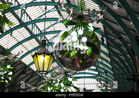 Covent Garden Market. London UK 17. November 2016 - The Weihnachtsschmuck und Lichter in Covent Garden. In diesem Jahr wurde die Mistel-Thema mit Silber Xmas Kugeln und Glitzer Kugeln hinzugefügt. Bildnachweis: Dinendra Haria/Alamy Live-Nachrichten Stockfoto