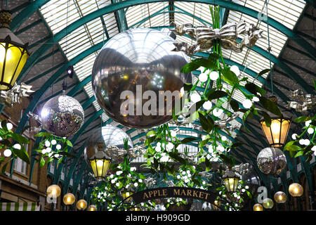 Covent Garden Market. London UK 17. November 2016 - The Weihnachtsschmuck und Lichter in Covent Garden. In diesem Jahr wurde die Mistel-Thema mit Silber Xmas Kugeln und Glitzer Kugeln hinzugefügt. Bildnachweis: Dinendra Haria/Alamy Live-Nachrichten Stockfoto