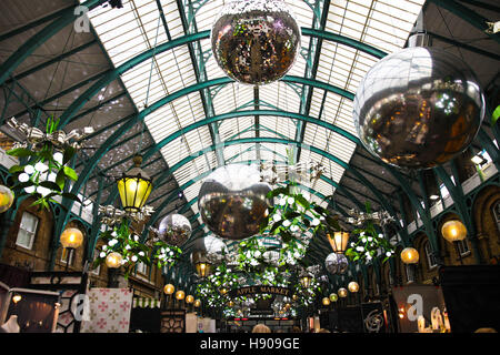 Covent Garden Market. London UK 17. November 2016 - The Weihnachtsschmuck und Lichter in Covent Garden. In diesem Jahr wurde die Mistel-Thema mit Silber Xmas Kugeln und Glitzer Kugeln hinzugefügt. Bildnachweis: Dinendra Haria/Alamy Live-Nachrichten Stockfoto