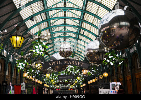 Covent Garden Market. London UK 17. November 2016 - The Weihnachtsschmuck und Lichter in Covent Garden. In diesem Jahr wurde die Mistel-Thema mit Silber Xmas Kugeln und Glitzer Kugeln hinzugefügt. Bildnachweis: Dinendra Haria/Alamy Live-Nachrichten Stockfoto