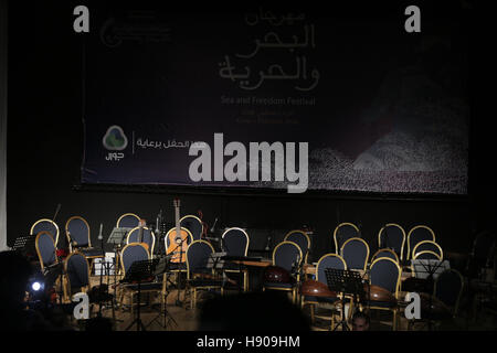 Gaza-Stadt, Gazastreifen, Palästina. 17. November 2016. Vorbereitungen in der roten Halbmonds Hall in Gaza-Stadt für Meer und Freiheit Musikfestival. © Nidal Alwaheidi/Quds Net News/ZUMA Draht/Alamy Live-Nachrichten Stockfoto