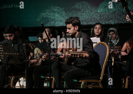 Gaza-Stadt, Gazastreifen, Palästina. 17. November 2016. Palästinensischen Mann spielt Oud in der roten Halbmonds Hall in Gaza-Stadt im Meer und Freiheit Musikfestival. © Nidal Alwaheidi/Quds Net News/ZUMA Draht/Alamy Live-Nachrichten Stockfoto