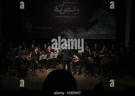 Gaza-Stadt, Gazastreifen, Palästina. 17. November 2016. Palästinensische Band spielt Musik in der roten Halbmonds Hall in Gaza-Stadt im Meer und Freiheit Musikfestival. © Nidal Alwaheidi/Quds Net News/ZUMA Draht/Alamy Live-Nachrichten Stockfoto