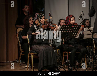 Gaza-Stadt, Gazastreifen, Palästina. 17. November 2016. Der Rote Halbmond Saal in Gaza-Stadt im Meer und Freiheit Musikfestival Geigenspiel Palästinenserin. © Nidal Alwaheidi/Quds Net News/ZUMA Draht/Alamy Live-Nachrichten Stockfoto