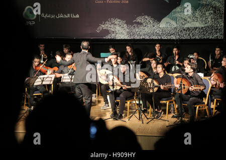 Gaza-Stadt, Gazastreifen, Palästina. 17. November 2016. Palästinensische Band spielt Musik in der roten Halbmonds Hall in Gaza-Stadt im Meer und Freiheit Musikfestival. © Nidal Alwaheidi/Quds Net News/ZUMA Draht/Alamy Live-Nachrichten Stockfoto