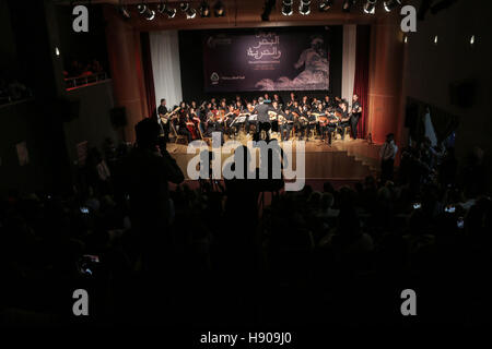 Gaza-Stadt, Gazastreifen, Palästina. 17. November 2016. Palästinensische Band spielt Musik in der roten Halbmonds Hall in Gaza-Stadt im Meer und Freiheit Musikfestival. © Nidal Alwaheidi/Quds Net News/ZUMA Draht/Alamy Live-Nachrichten Stockfoto