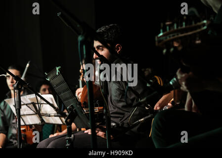 Gaza-Stadt, Gazastreifen, Palästina. 17. November 2016. Palästinensischen Mann spielt Oud in der roten Halbmonds Hall in Gaza-Stadt im Meer und Freiheit Musikfestival. © Nidal Alwaheidi/Quds Net News/ZUMA Draht/Alamy Live-Nachrichten Stockfoto