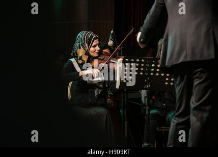Gaza-Stadt, Gazastreifen, Palästina. 17. November 2016. Der Rote Halbmond Saal in Gaza-Stadt im Meer und Freiheit Musikfestival Geigenspiel Palästinenserin. © Nidal Alwaheidi/Quds Net News/ZUMA Draht/Alamy Live-Nachrichten Stockfoto