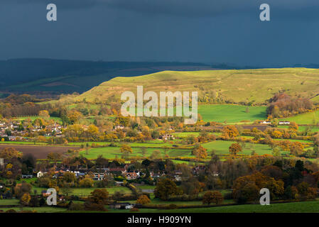 25er, Dorset, UK.  17. November 2016.  Großbritannien Wetter.  Sonnenlicht beleuchtet die prähistorischen Wallburg Hambledon Hill in der Nähe von 25er in Dorset als dunkle Wolken und eine schwere Band der Regen vorbei an einem stürmischen Herbstnachmittag.  Bild: Graham Hunt/Alamy Live-Nachrichten Stockfoto