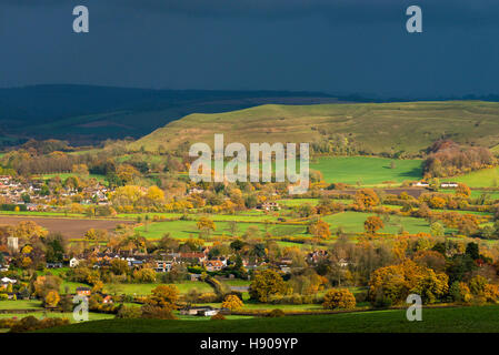 25er, Dorset, UK.  17. November 2016.  Großbritannien Wetter.  Sonnenlicht beleuchtet die prähistorischen Wallburg Hambledon Hill in der Nähe von 25er in Dorset als dunkle Wolken und eine schwere Band der Regen vorbei an einem stürmischen Herbstnachmittag.  Bild: Graham Hunt/Alamy Live-Nachrichten Stockfoto