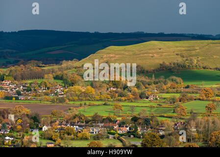 25er, Dorset, UK.  17. November 2016.  Großbritannien Wetter.  Sonnenlicht beleuchtet die prähistorischen Wallburg Hambledon Hill in der Nähe von 25er in Dorset als dunkle Wolken und eine schwere Band der Regen vorbei an einem stürmischen Herbstnachmittag.  Bild: Graham Hunt/Alamy Live-Nachrichten Stockfoto