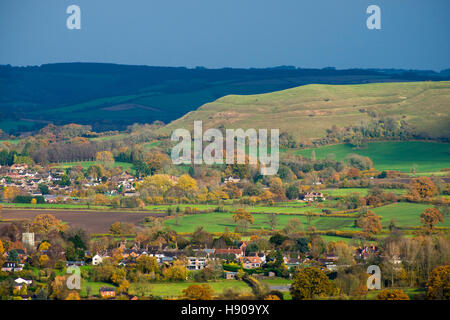 25er, Dorset, UK.  17. November 2016.  Großbritannien Wetter.  Sonnenlicht beleuchtet die prähistorischen Wallburg Hambledon Hill in der Nähe von 25er in Dorset als dunkle Wolken und eine schwere Band der Regen vorbei an einem stürmischen Herbstnachmittag.  Bild: Graham Hunt/Alamy Live-Nachrichten Stockfoto