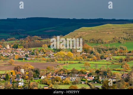 25er, Dorset, UK.  17. November 2016.  Großbritannien Wetter.  Sonnenlicht beleuchtet die prähistorischen Wallburg Hambledon Hill in der Nähe von 25er in Dorset als dunkle Wolken und eine schwere Band der Regen vorbei an einem stürmischen Herbstnachmittag.  Bild: Graham Hunt/Alamy Live-Nachrichten Stockfoto