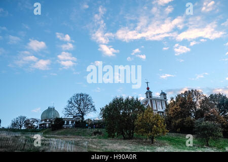 London, UK. 17. November 2016. Besucher genießen späten Nachmittagssonne im Greenwich Park, South East London, während Teile der Südküste durch starke Winde und Tornados zerschlagen wurden berichtet in Aberystwyth, Wales.  Bildnachweis: Claire Doherty/Alamy Live News Stockfoto