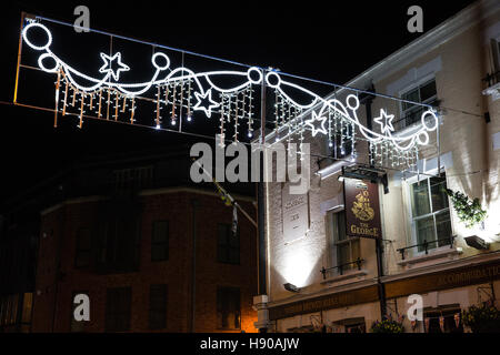 Eton, UK. 17. November 2016. Weihnachtsbeleuchtung in Eton High Street. Bildnachweis: Mark Kerrison/Alamy Live-Nachrichten Stockfoto